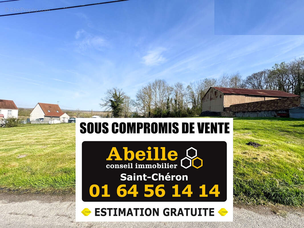Terrain à SAINT-MAURICE-MONTCOURONNE