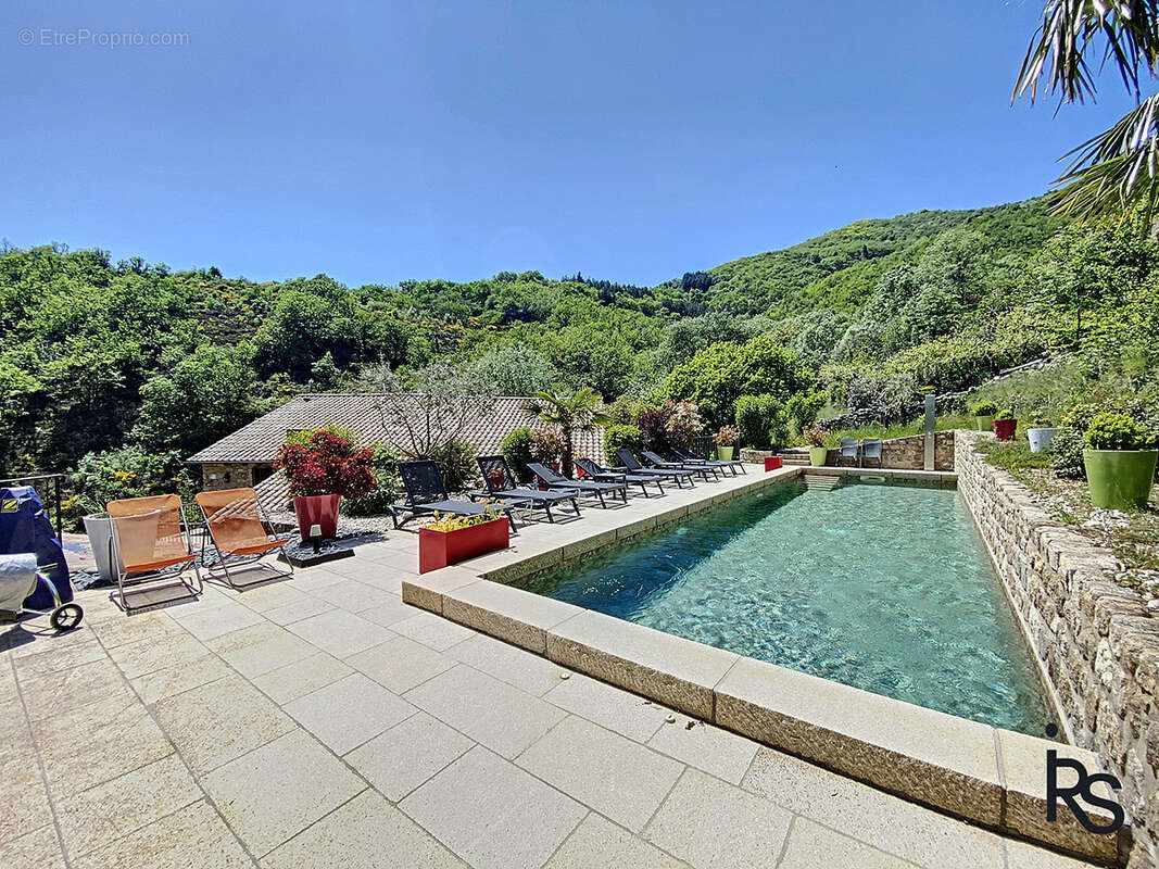 Demeure de caractère de 330m2 rénovés avec 6 chambres, 2,6 ha de terrain, piscine et vue dominante. - photo 3
