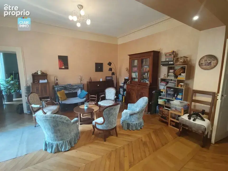 A MACON EN BOURGOGNE APPARTEMENT 8 PIECES DE 217 M² AVEC