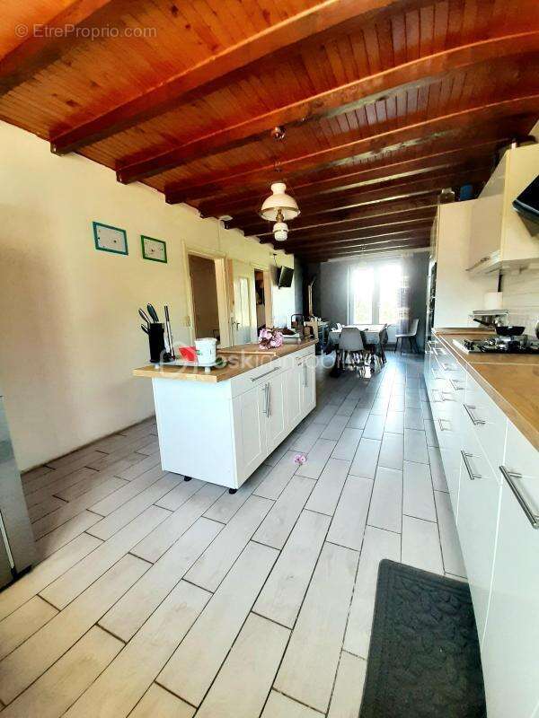 Maison à LA CHAPELLE-MONTBRANDEIX