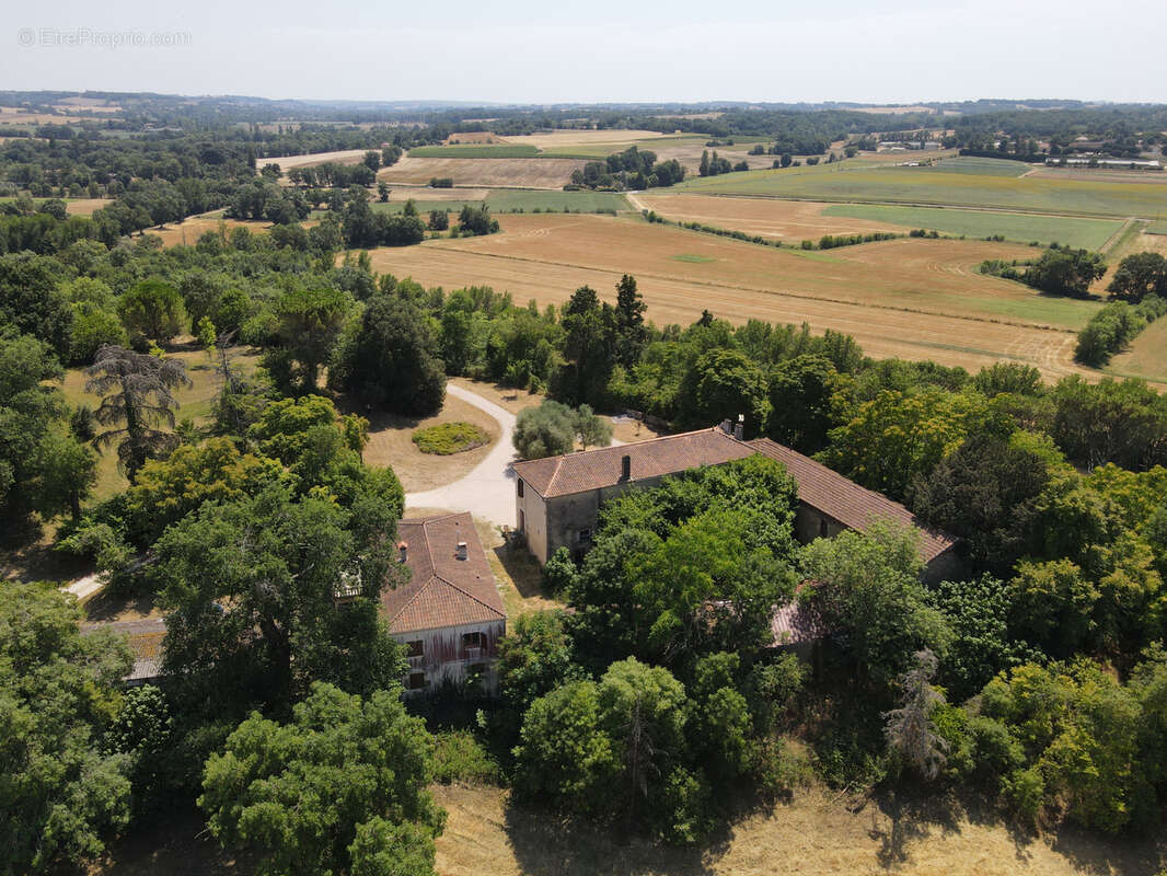Propriété de caractère sur près de 4 hectares avec deux habitations et vastes dépendances - photo 11