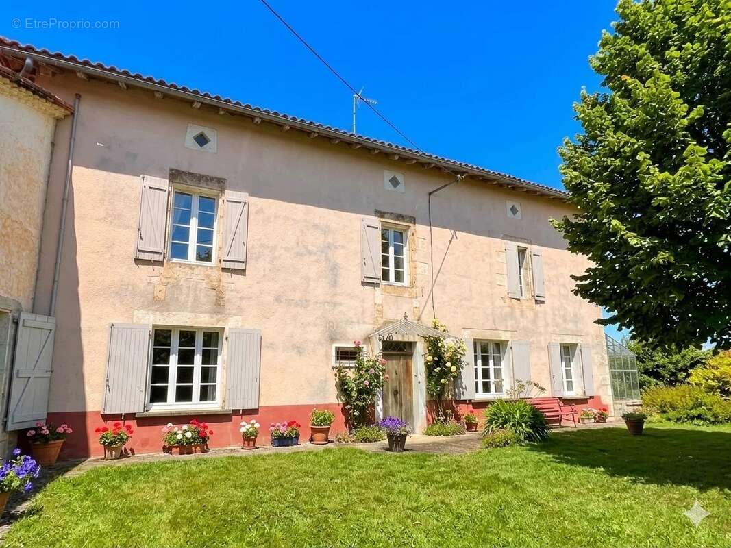 Maison à SALLES-LAVALETTE