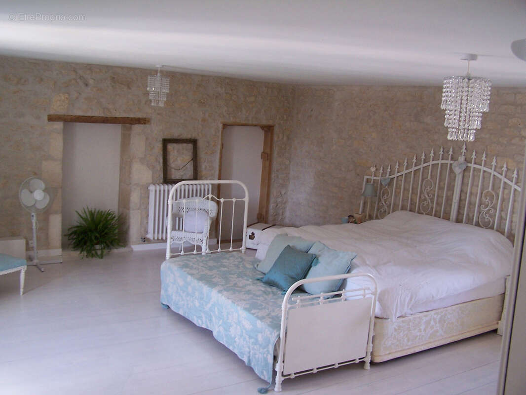 Maison à SAINT-JEAN-D'ANGELY