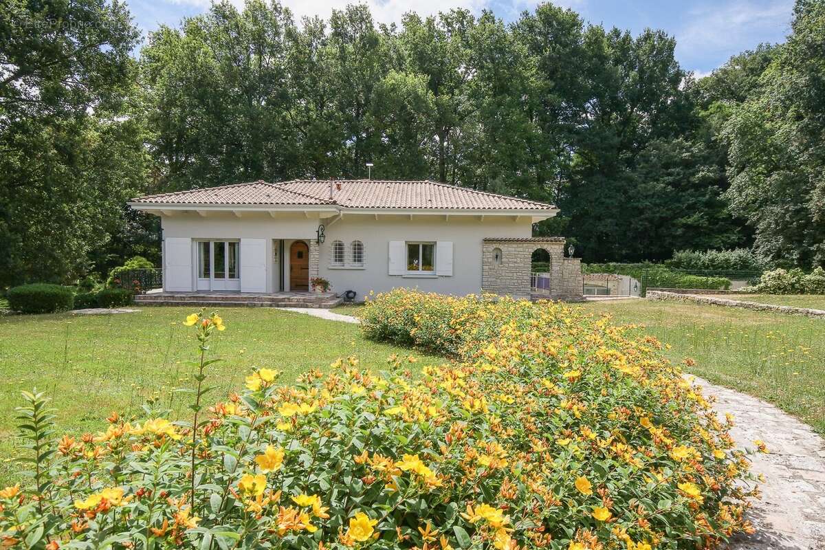 Maison à BARBEZIEUX-SAINT-HILAIRE