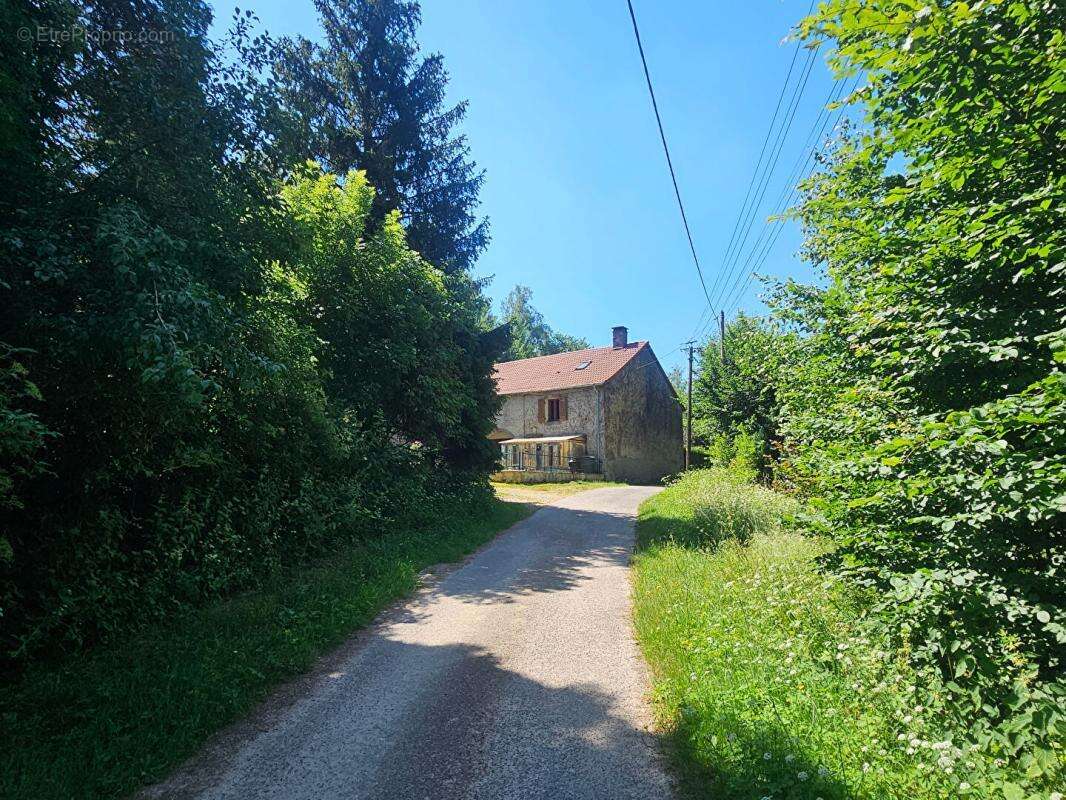Maison de caractère en pierres, dépendances et terrain de 1,36 ha avec source - photo 9