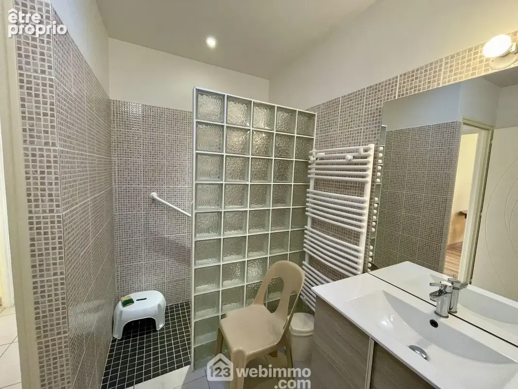 Salle de bain avec douche
