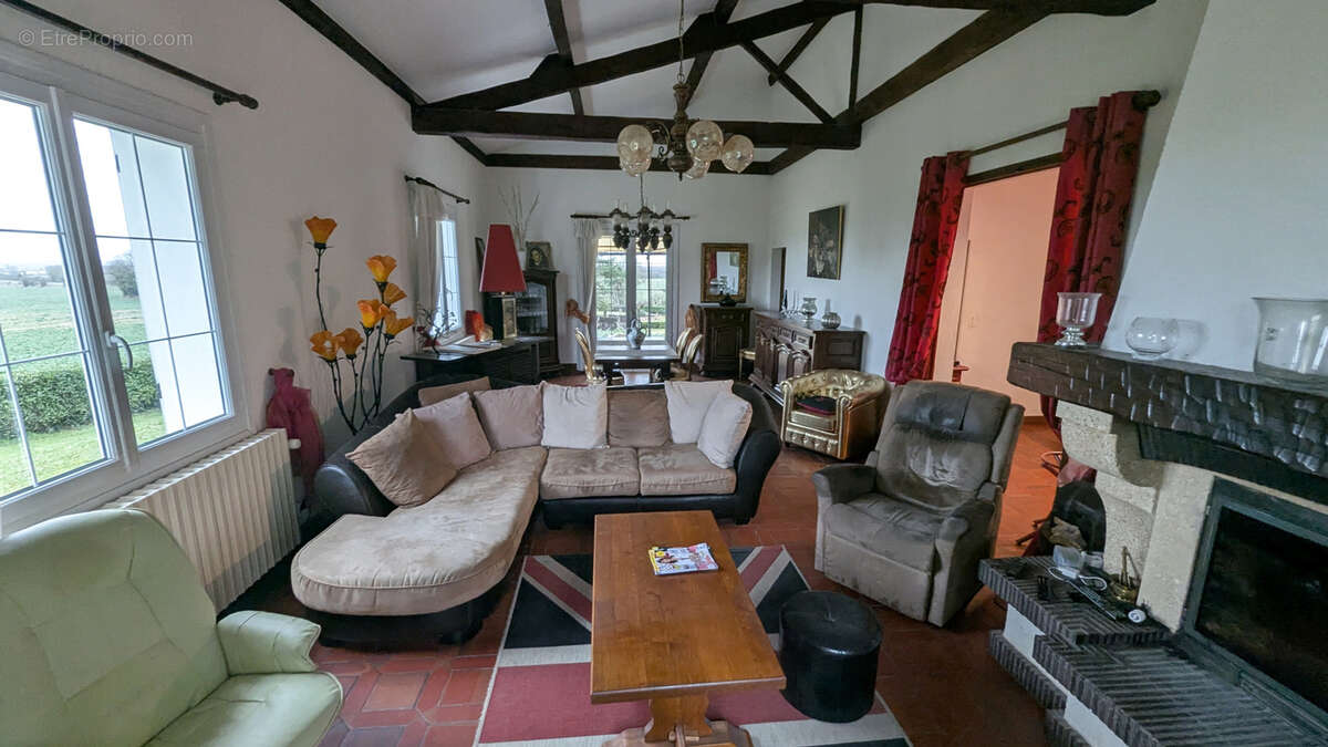 Saint gelais - maison de 120 m2 habitable 3 ch grand terrain et dependances - photo 2