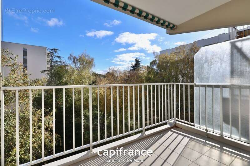 SAINTE FOY LES LYON - Bd de l'Europe- Appartement T3 de 68m² avec balcon, place de stationnement extérieure et cave - photo 5