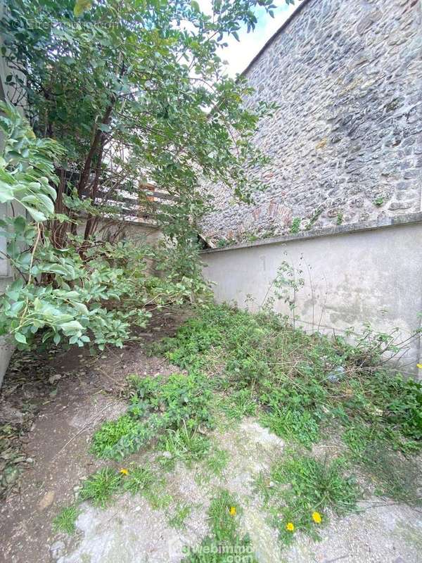 Vous bénéficiez d'un extérieur pour un stationnement ou une terrasse - Maison à LAON