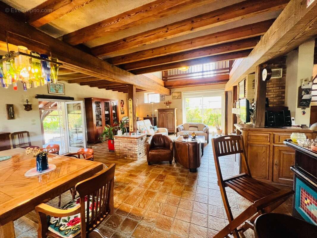 Maison de caractère rénovée – 182 m² – Studio indépendant 31m² – Garage de 117 m² – Terrain clos de 2 235 m² - photo 13
