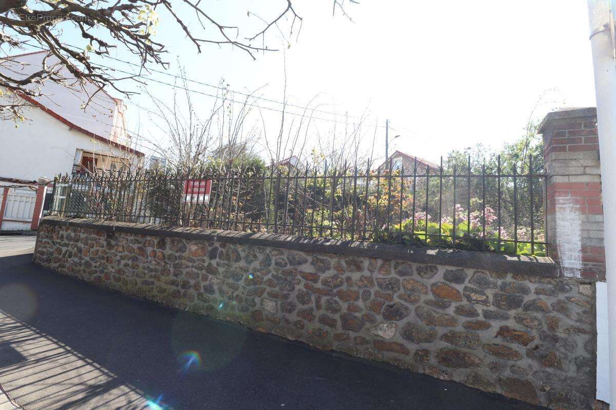 Terrain à VILLENEUVE-LE-ROI