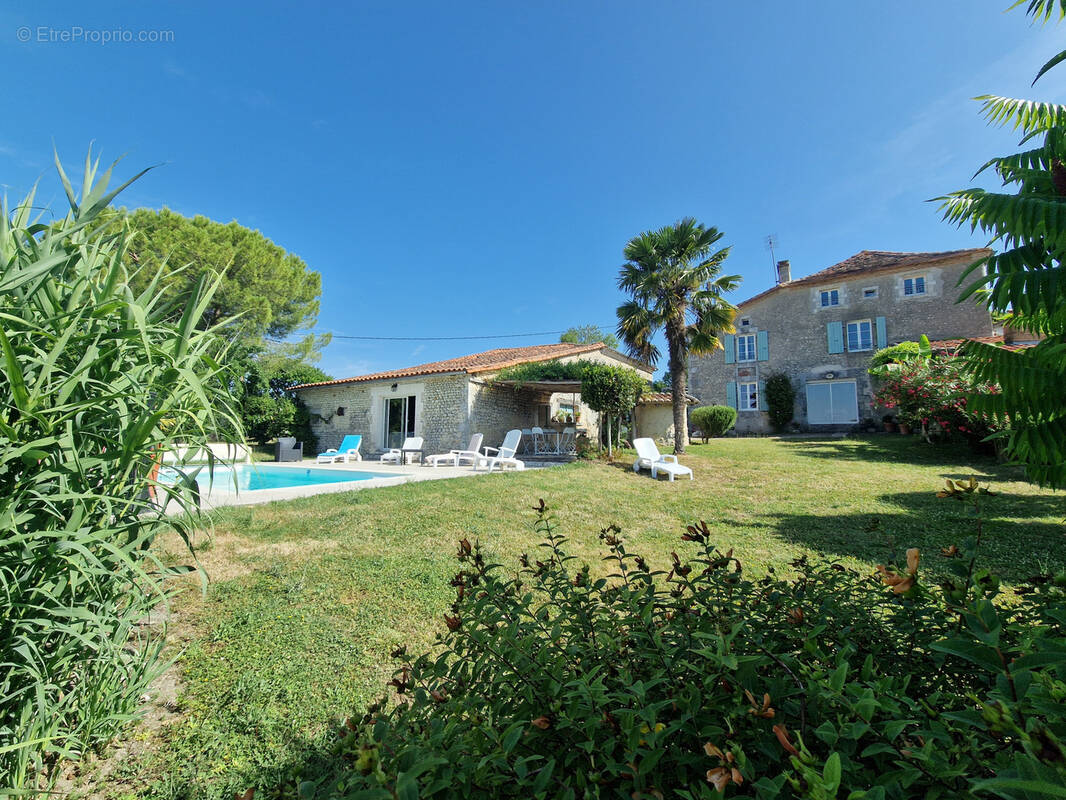 Maison à MONTMOREAU-SAINT-CYBARD