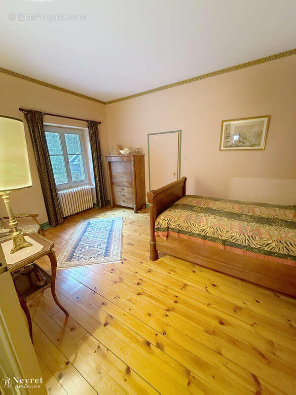 Maison à SAINT-BONNET-LE-CHATEAU