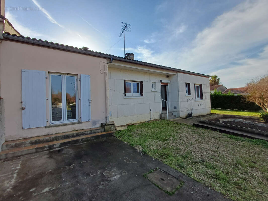 Maison à BAIGNES-SAINTE-RADEGONDE