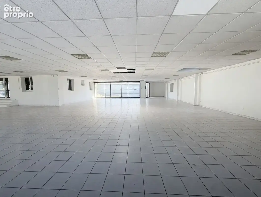 LOCAL COMMERCIAL / SHOWROOM   Route de Rouffach (proximité immédiate Hyper U)   590 m2 + bureaux   axe très pa - photo 5