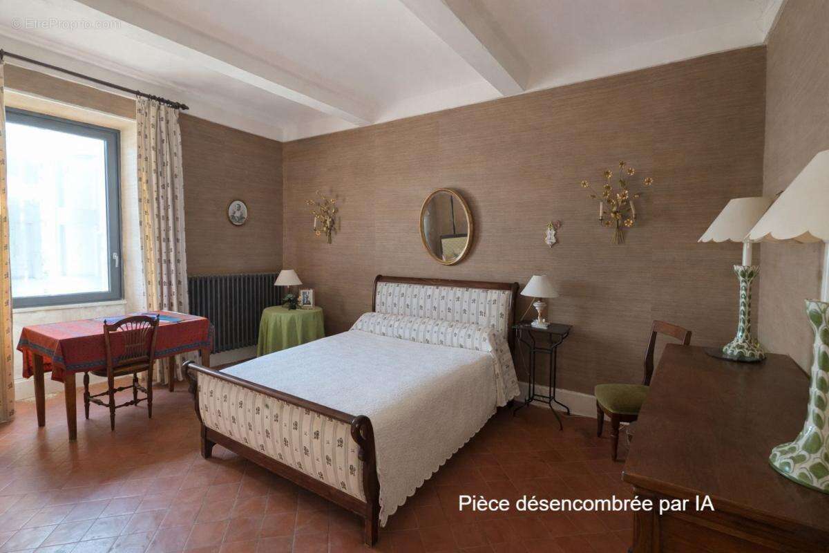 Maison à SAINT-JEAN-DE-MARUEJOLS-ET-AVEJAN