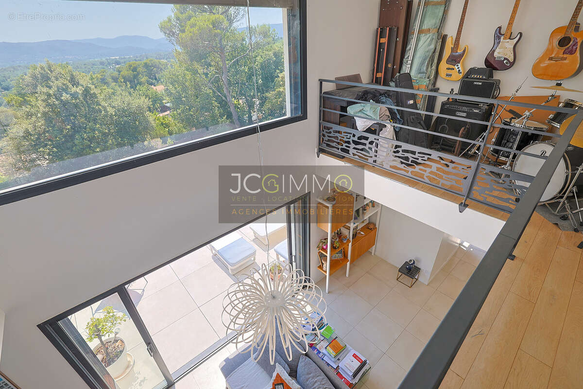 Villa contemporaine T5 de 150m2 habitables avec vue dominante, garage et piscine ! - photo 13