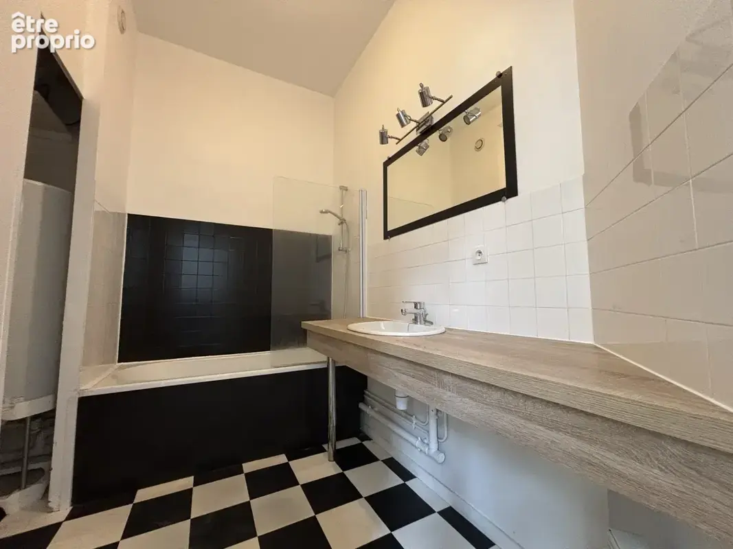 Appartement T3 51,4m2 au deuxième étage. Place Colbert - photo 5