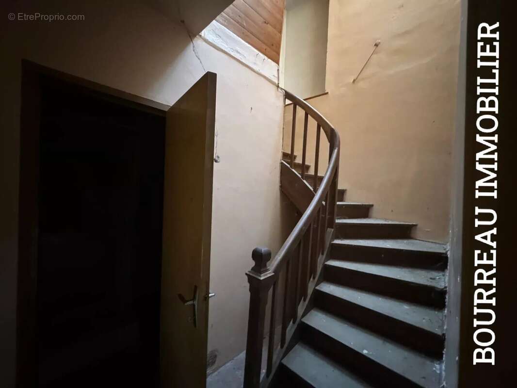 Maison à LA CELLE-SAINT-CYR