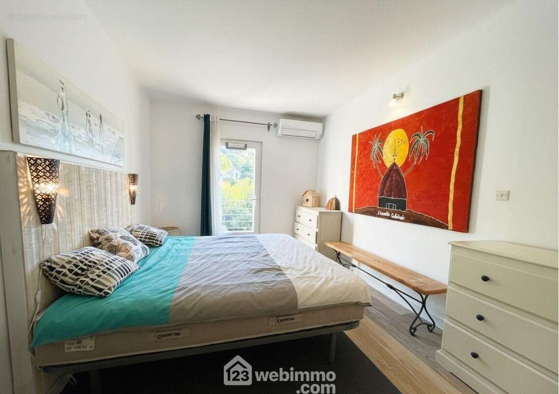 Chambre climatisée avec accès balcon et vue mer. - Maison à ROQUEBRUNE-SUR-ARGENS