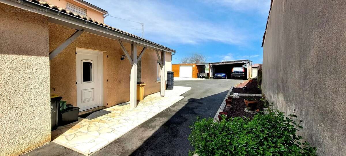 Maison à SAINT-MARTIN-LACAUSSADE