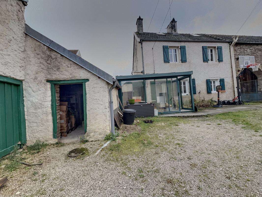 Maison à VILLECOMTE