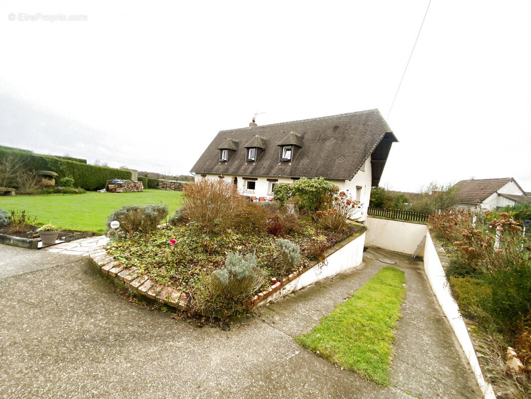 Maison à LE BEC-HELLOUIN