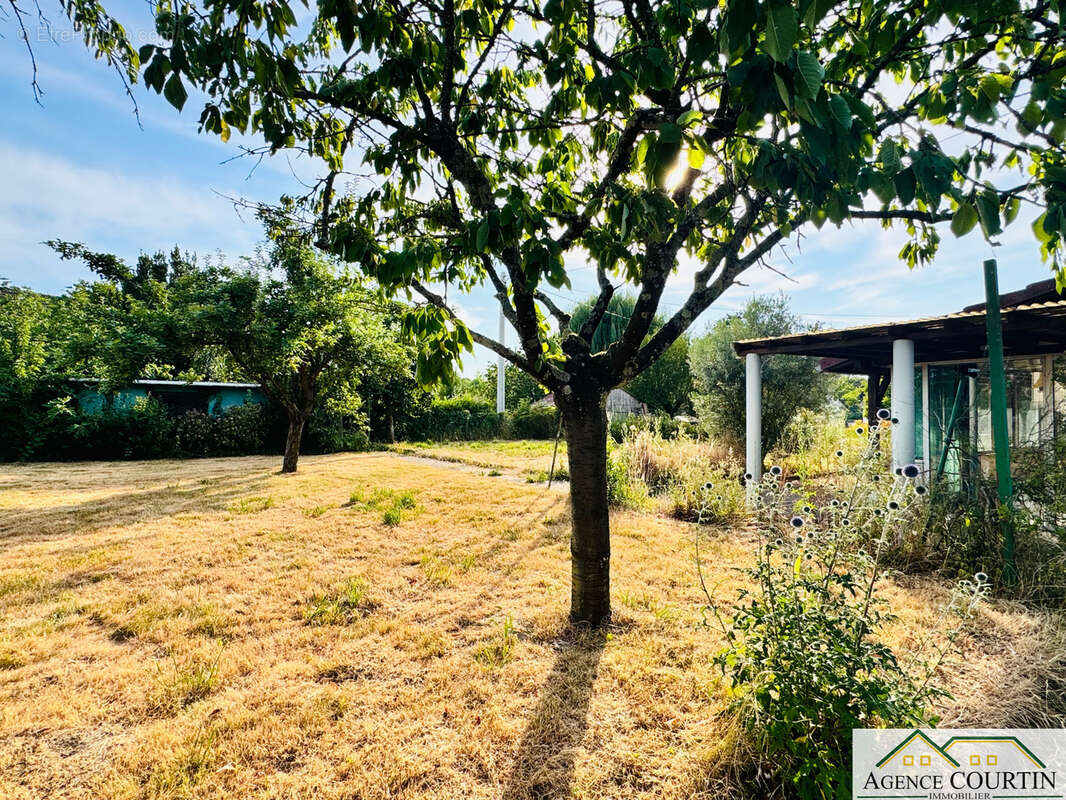 Maison familiale à proximité immédiate du centre-bourg. - photo 18