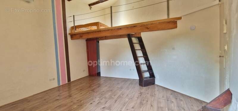 Maison à SAINT-MITRE-LES-REMPARTS