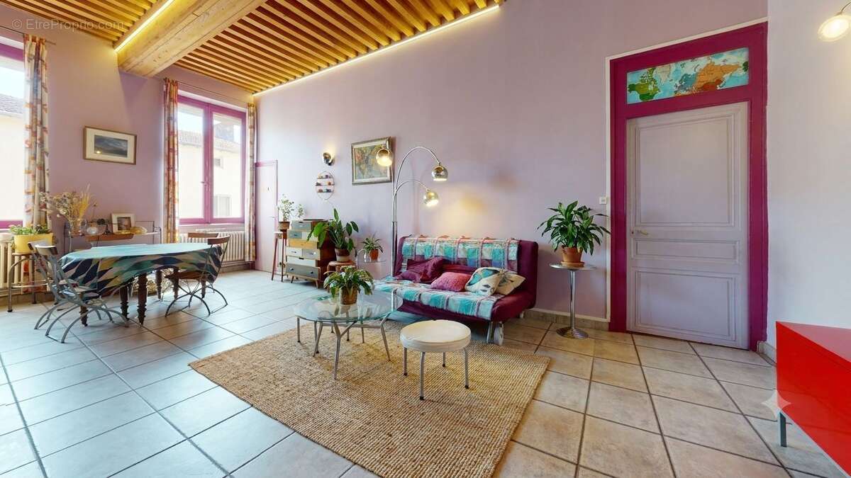 Appartement type Canut de 93m2 en étage élevé au centre de Saint Just - photo 2