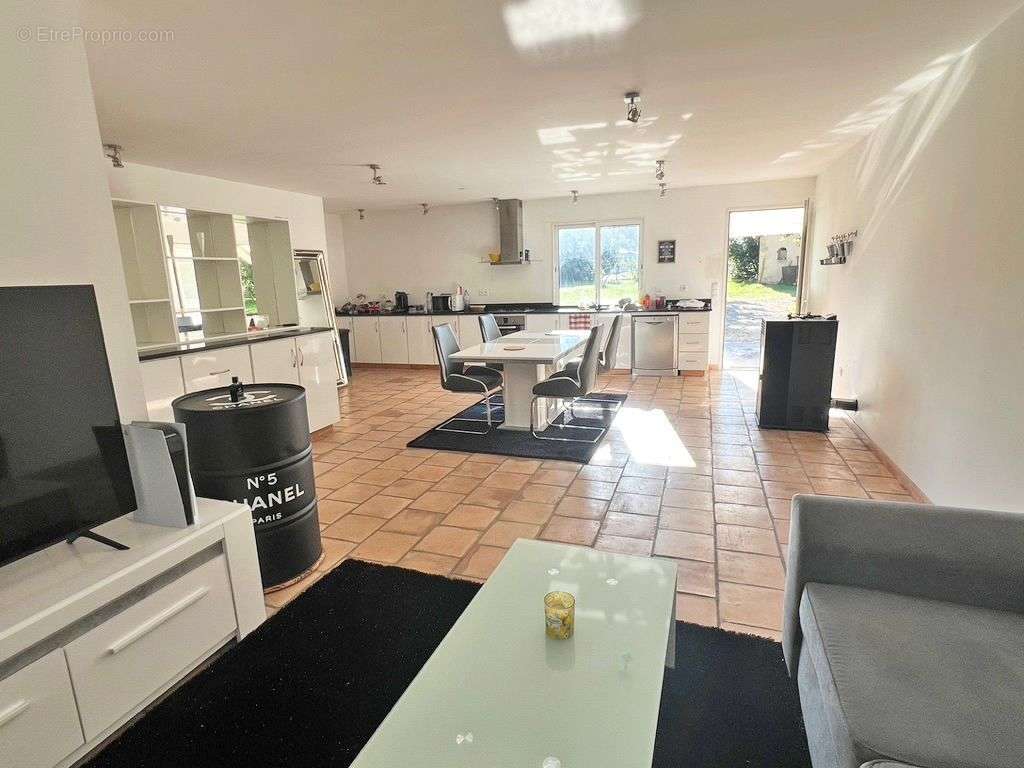 Maison à EGLISE-NEUVE-DE-VERGT