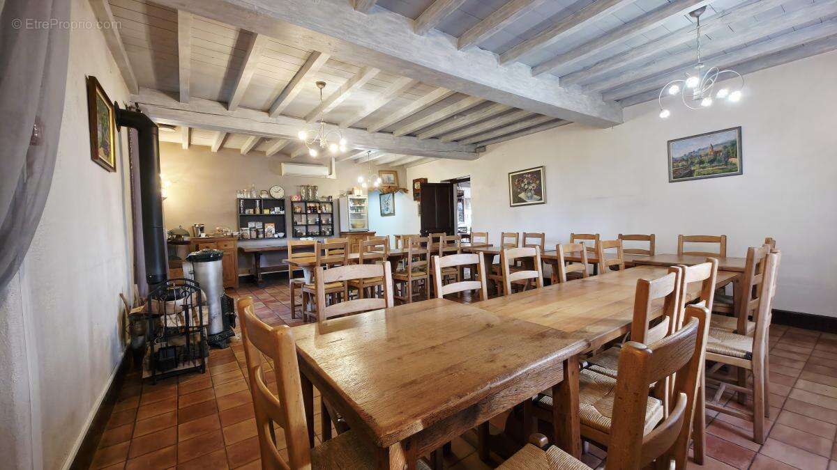 Commerce à AMBERIEUX-EN-DOMBES