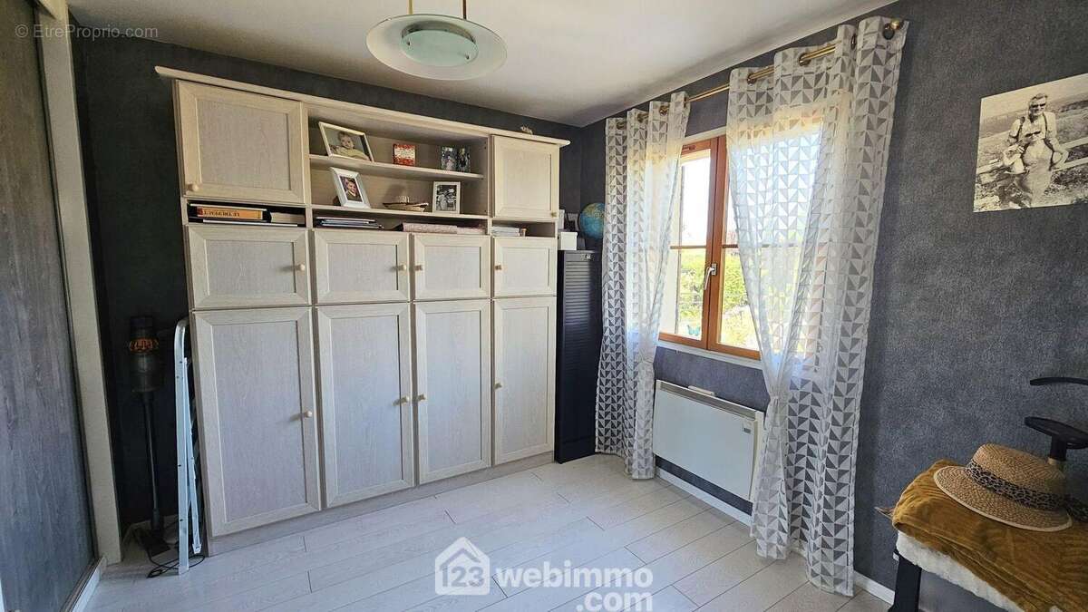 Au rez-de-chaussée, une chambre de 11 m² toute parquetée.