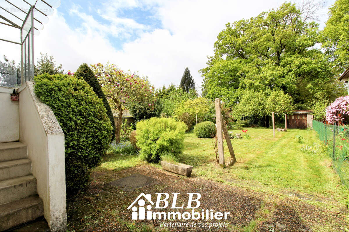 Maison à LE MESNIL-SAINT-DENIS