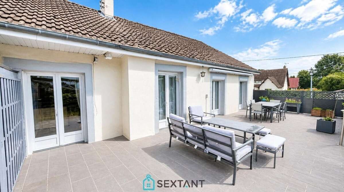 Pavillon familial de 140 m² avec dépendance aménagée, sous-sol complet et grand terrain de 1 000 m² - photo 2