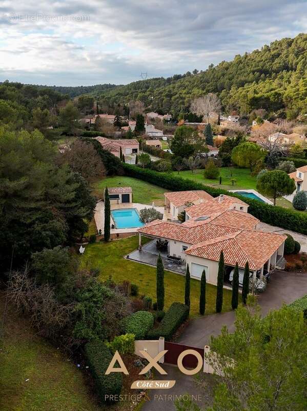 Maison à SIMIANE-COLLONGUE