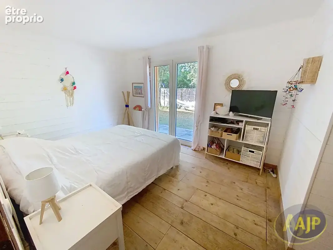 Villa avec jardin et piscine - ARES - photo 11