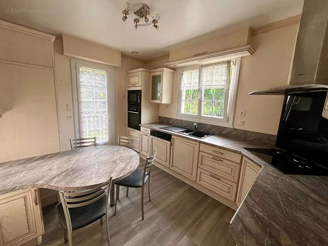 Maison à MONTREUIL-SOUS-PEROUSE