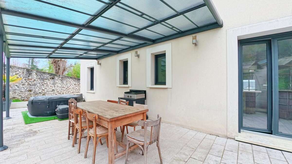 Maison à CHENNEVIERES-SUR-MARNE