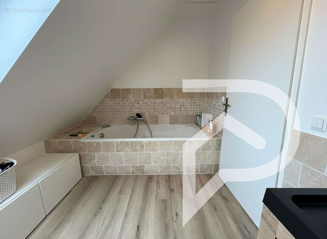 Maison à MOGNEVILLE