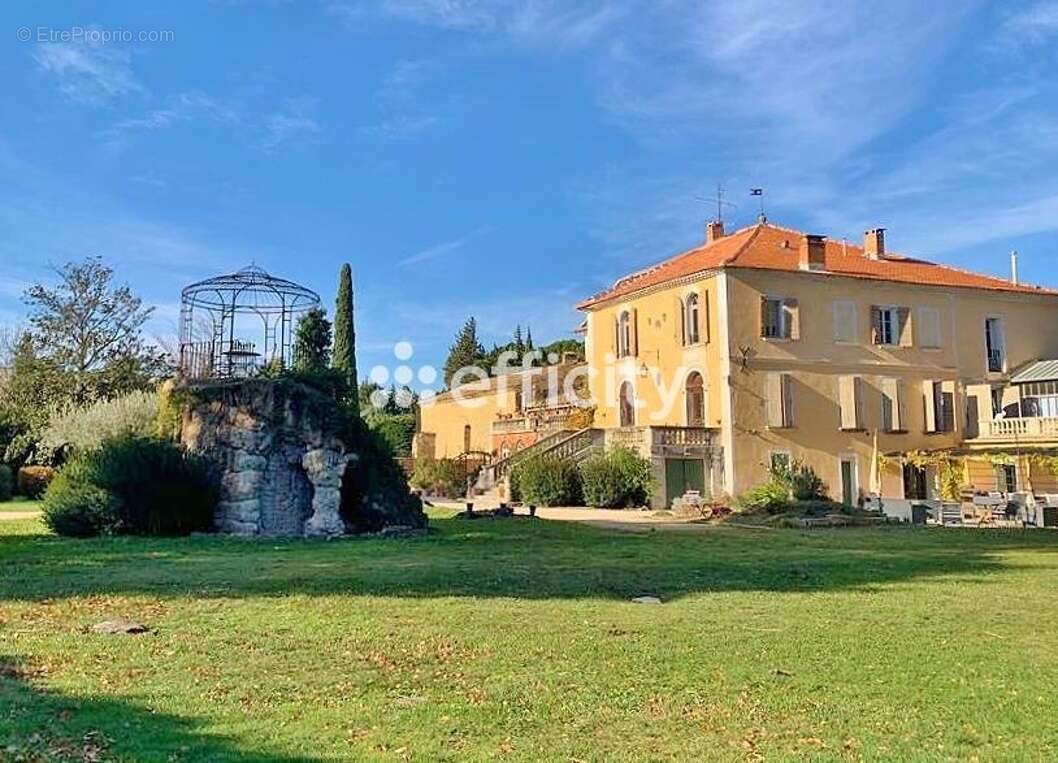 Maison à ENTRAIGUES-SUR-LA-SORGUE