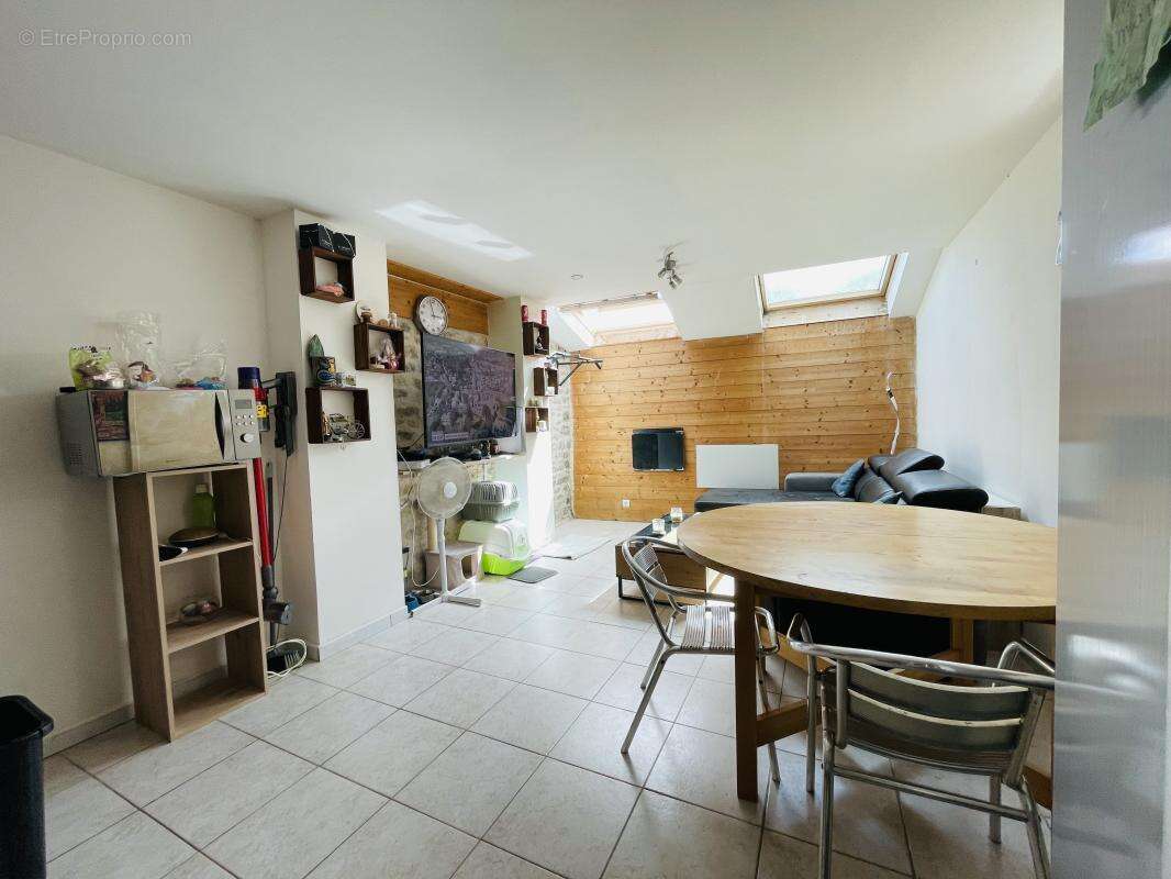 Appartement à ROUVRES-SAINT-JEAN