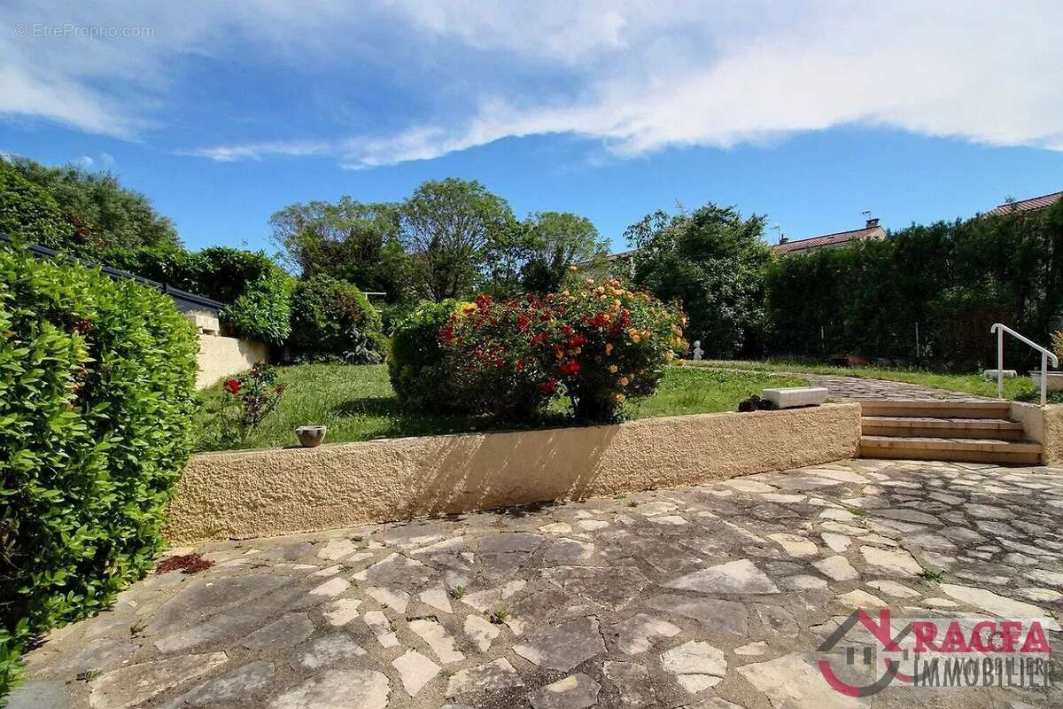 CASTRES - Maison 5 chambres, jardin et double garage - photo 7
