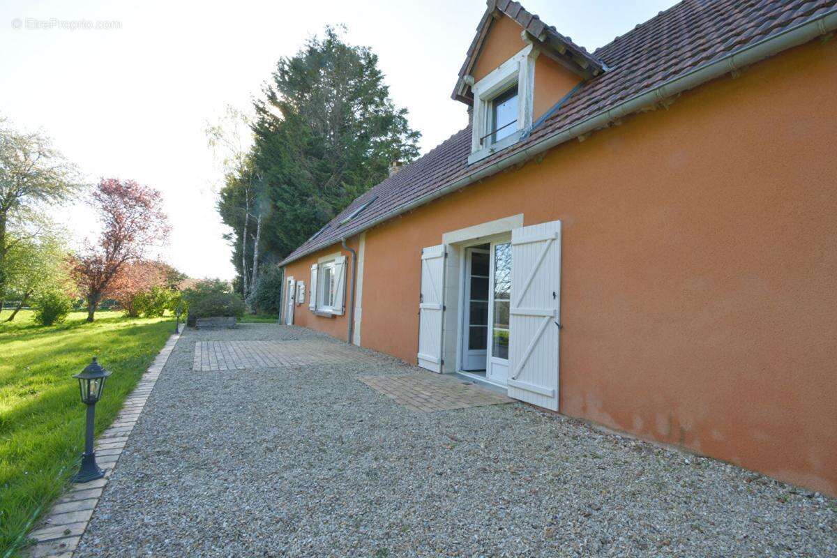 Maison à IVOY-LE-PRE