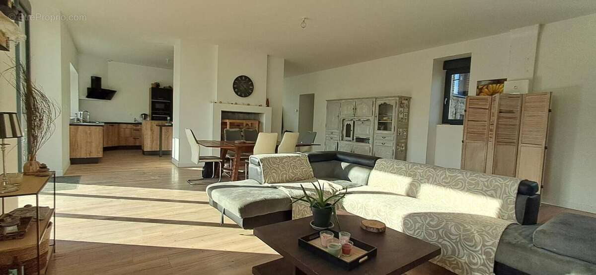 BIEN RARE...Maison Bonchamp Les Laval (53960) 8 pièce(s) 192 m2 sur 3.5 hectares - photo 2