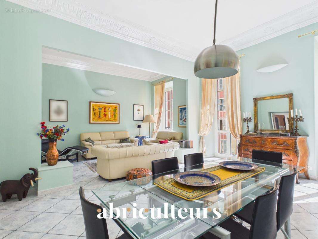 Superbe appartement traversant rénové de 136,81 m² – Trois balcons – Garage – À 30 mètres du Port de Nice - photo 3