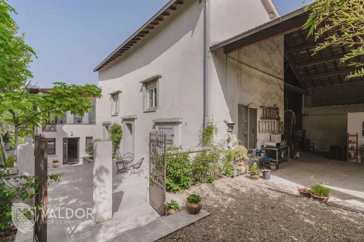 Maison à LA TOUR-DE-SALVAGNY