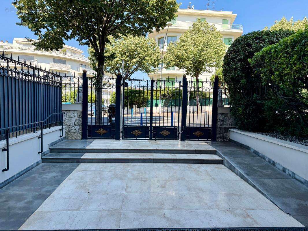 Nice Cimiez/ belle résidence 3p 93m² / terrasse 24m² / balcon /cave / (garage) - photo 2