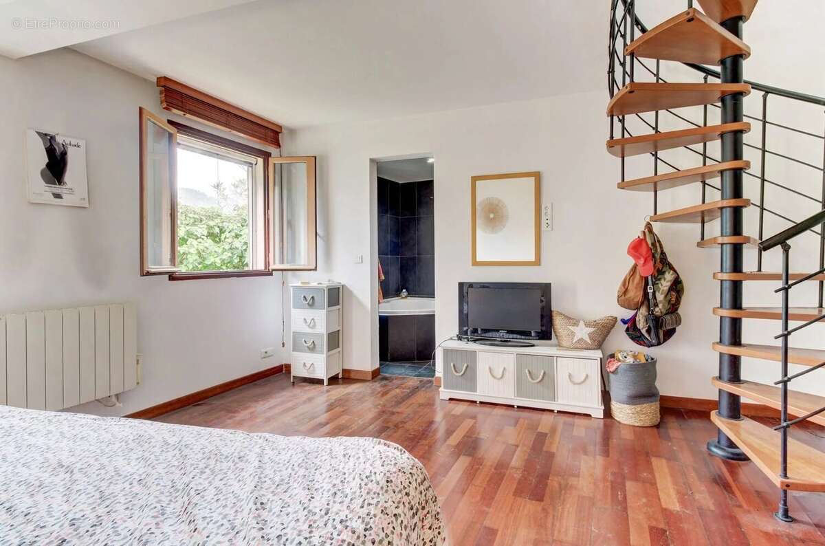 Appartement à TOURRETTE-LEVENS