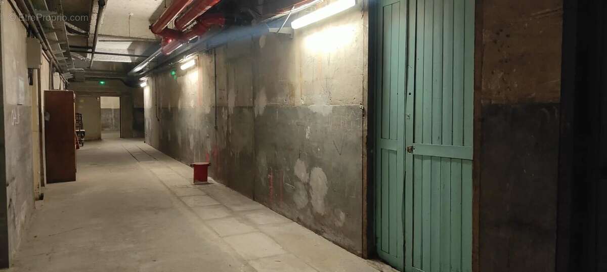 Commerce à PARIS-8E